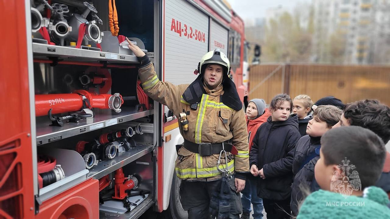 Школьники продолжают знакомиться с героической профессией Школьники продолжают знакомиться с героической профессией