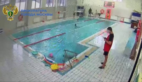 Уборка тренером спортивного инвентаря и написание смс чуть не привели к трагедии