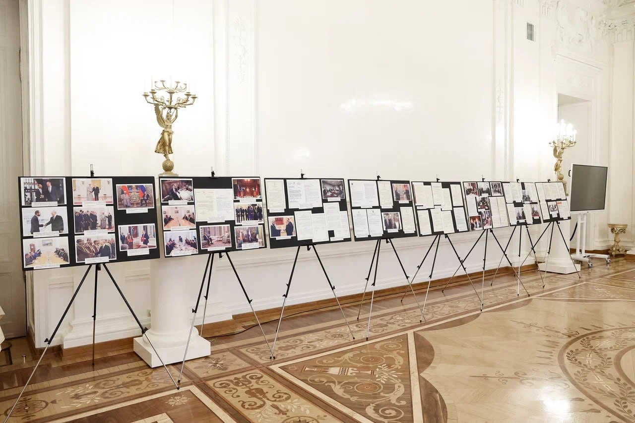 30 октября заместитель Министра иностранных дел Российской Федерации С.В.Вершинин принял участие в церемонии открытия выставки в Большом особняке МИД России, посвящённой 40-летию установления дипломатических отношений между... 30 октября заместитель Министра иностранных дел Российской Федерации С.В.Вершинин принял участие в церемонии открытия выставки в Большом особняке МИД России, посвящённой 40-летию установления дипломатических отношений между...