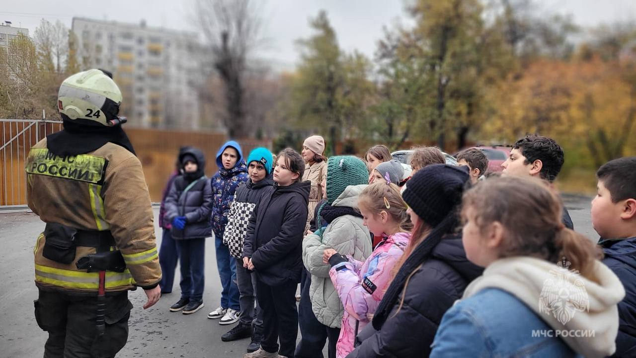 Школьники продолжают знакомиться с героической профессией