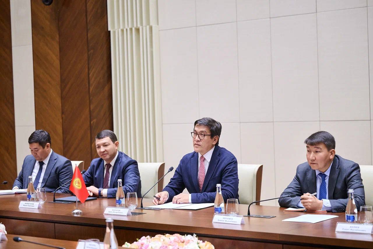 Ольга Любимова: Встретилась с Председателем Кабинета министров – руководителем Администрации Президента Кыргызстана Адылбеком Касымалиевым, а также с его заместителем Эдилем Байсаловым Ольга Любимова: Встретилась с Председателем Кабинета министров – руководителем Администрации Президента Кыргызстана Адылбеком Касымалиевым, а также с его заместителем Эдилем Байсаловым