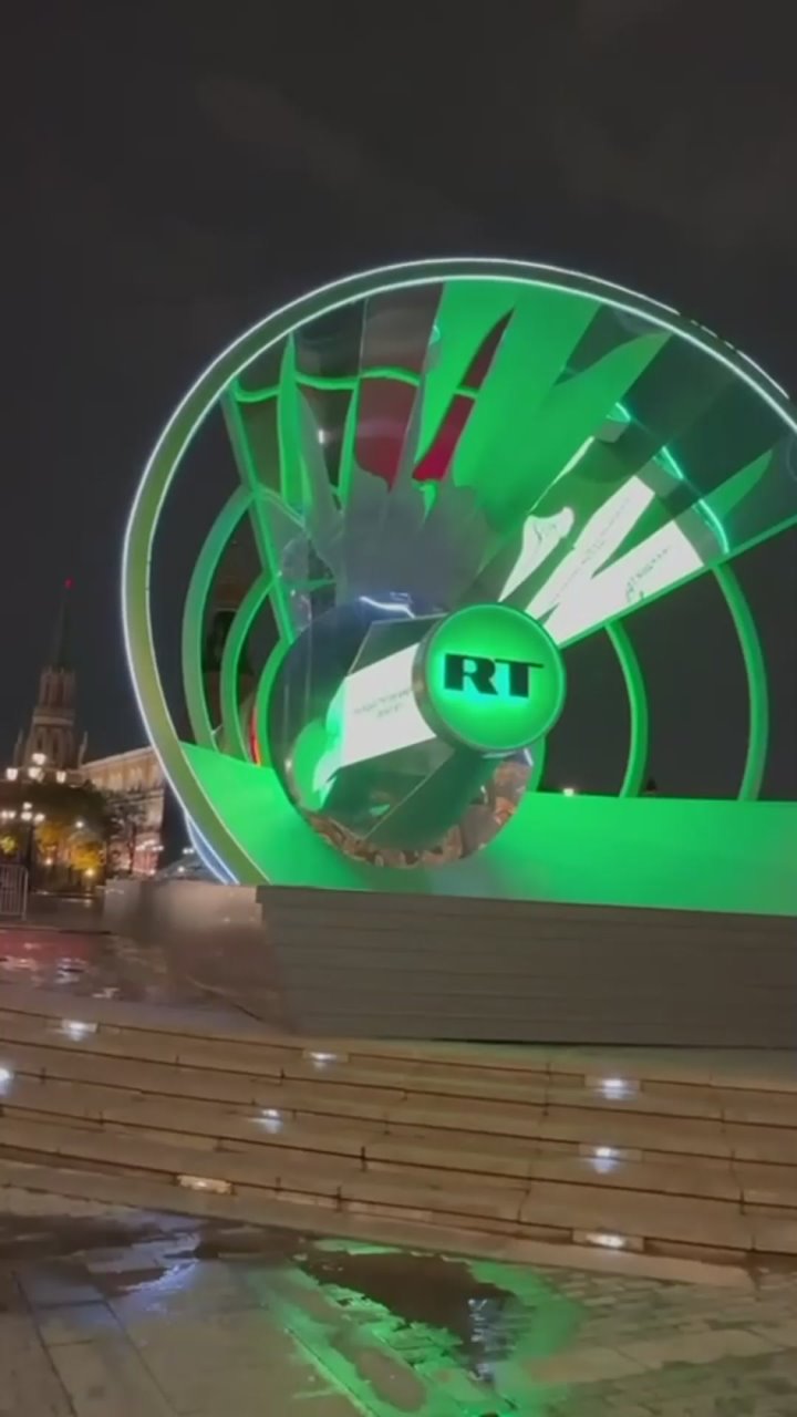 Новости Москвы @moscowmap оценили огромный рупор RT в центре Москвы и сняли его на видео
