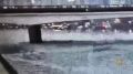 23-летний житель Химок залез на крышу вагона метро, на ходу прыгнул с него в Москву-реку и смог выбраться на берег