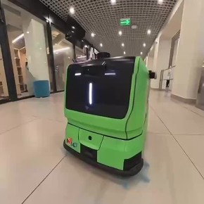 Роботы-уборщики с сосредоточенными мордашками появились в московских школах №1514, №281 и №1387