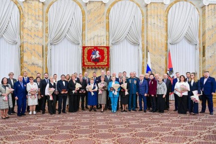 В преддверии Дня народного единства Сергей Собянин вручил государственные и городские награды москвичам, которые внесли большой вклад в развитие страны и столицы