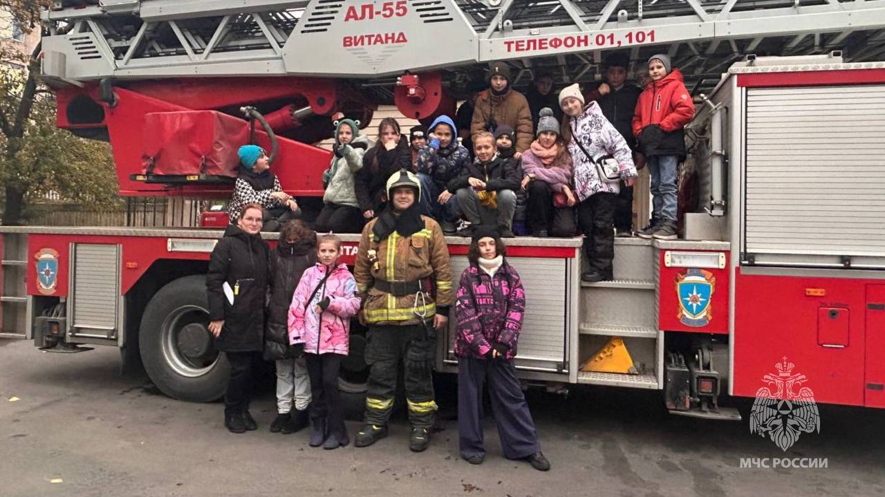 Школьники продолжают знакомиться с героической профессией Школьники продолжают знакомиться с героической профессией