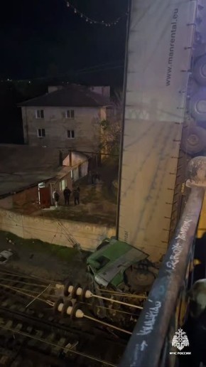 Два пассажирских поезда задержаны на час из-за падения фуры на ж/д дорогу в Симферополе