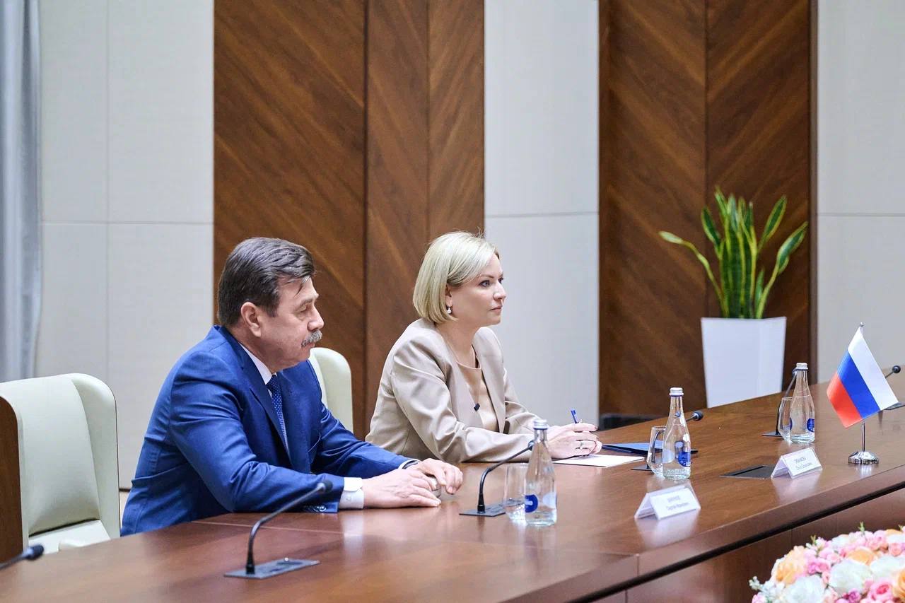 Ольга Любимова: Встретилась с Председателем Кабинета министров – руководителем Администрации Президента Кыргызстана Адылбеком Касымалиевым, а также с его заместителем Эдилем Байсаловым Ольга Любимова: Встретилась с Председателем Кабинета министров – руководителем Администрации Президента Кыргызстана Адылбеком Касымалиевым, а также с его заместителем Эдилем Байсаловым