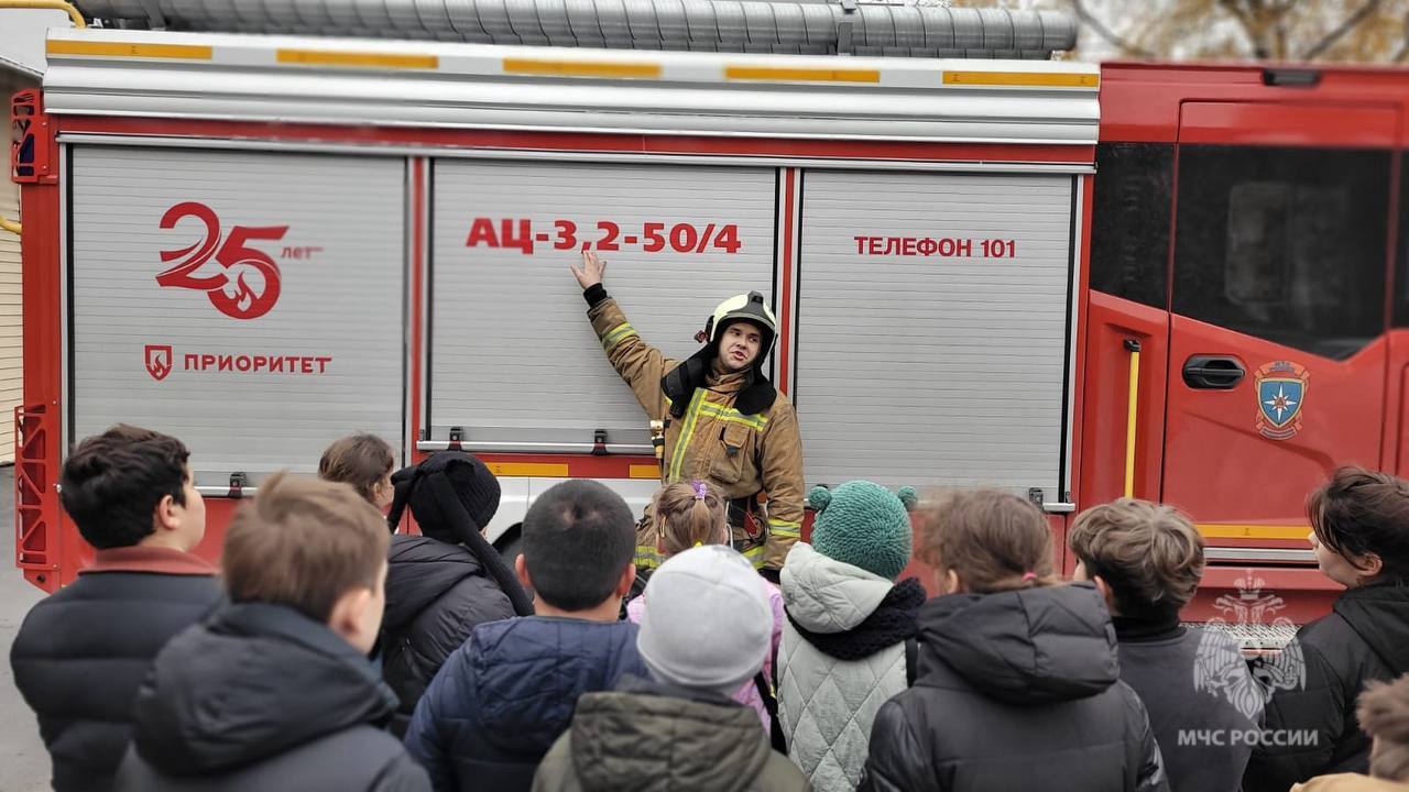 Школьники продолжают знакомиться с героической профессией Школьники продолжают знакомиться с героической профессией