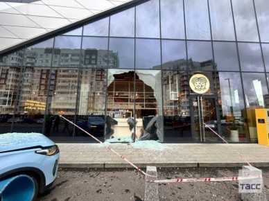 Легковой автомобиль врезался в торговый центр в Новой Москве