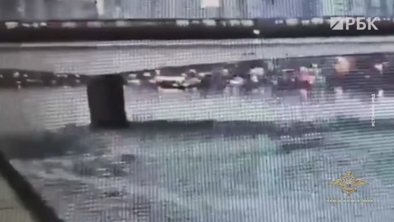 В Москве задержали 23-летнего зацепера, который спрыгнул в Москву-реку с крыши вагона электропоезда