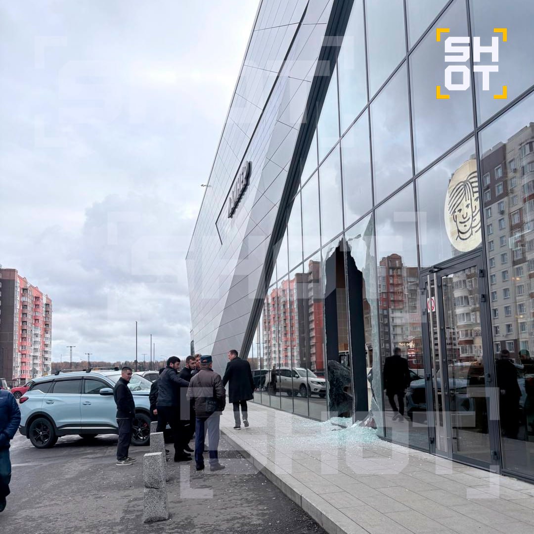 Chery влетел в торговый центр в Новой Москве и протаранил местную кофейню Chery влетел в торговый центр в Новой Москве и протаранил местную кофейню