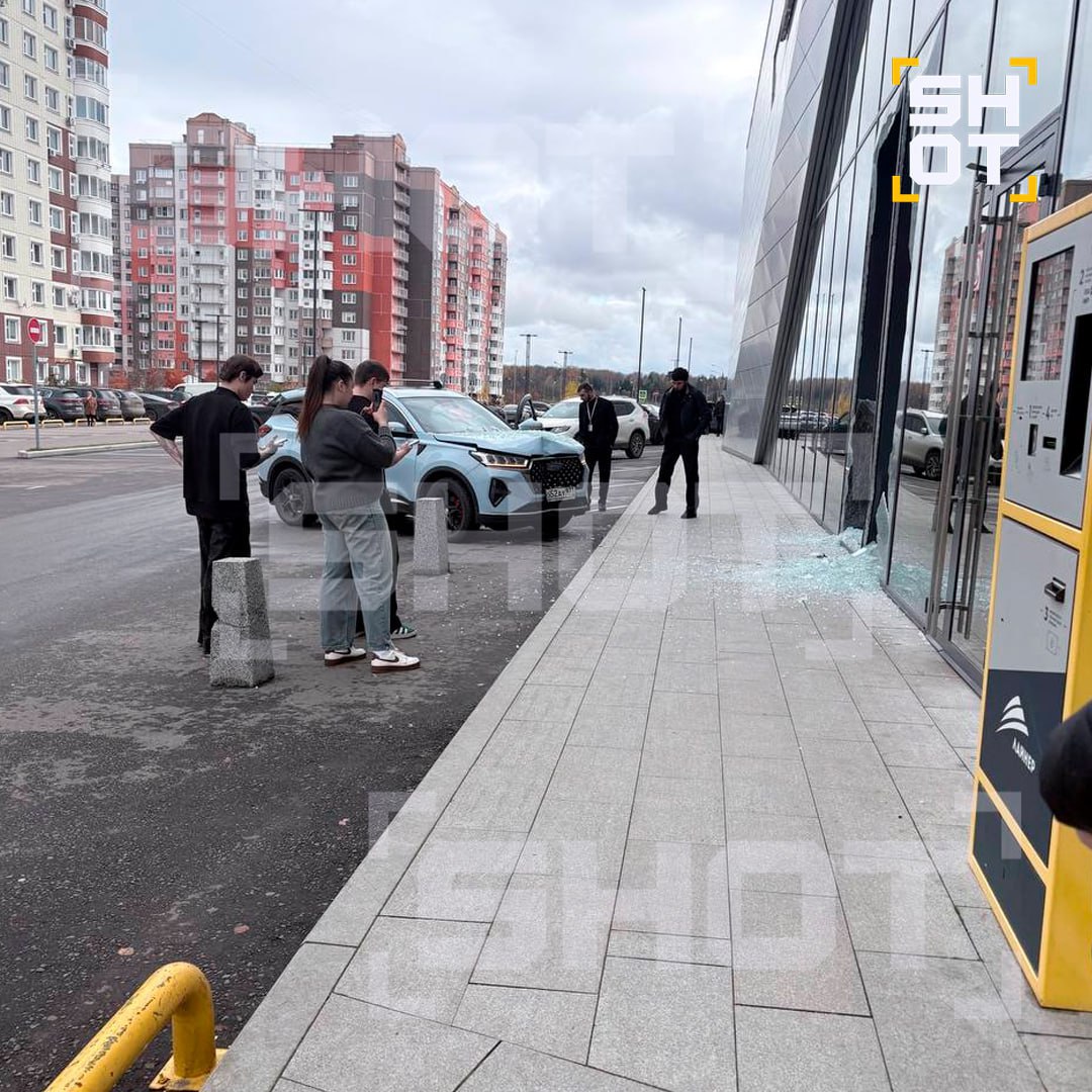Chery влетел в торговый центр в Новой Москве и протаранил местную кофейню Chery влетел в торговый центр в Новой Москве и протаранил местную кофейню