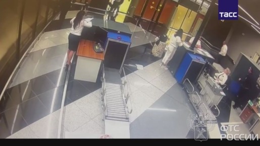 Мужчина попытался сбежать от таможенников в Шереметьеве, когда у него обнаружили пачки денег в чемодане