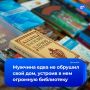 Думаете, люди перестали читать? Житель Москвы так увлекся коллекционированием книг, что едва не обрушил собственный дом