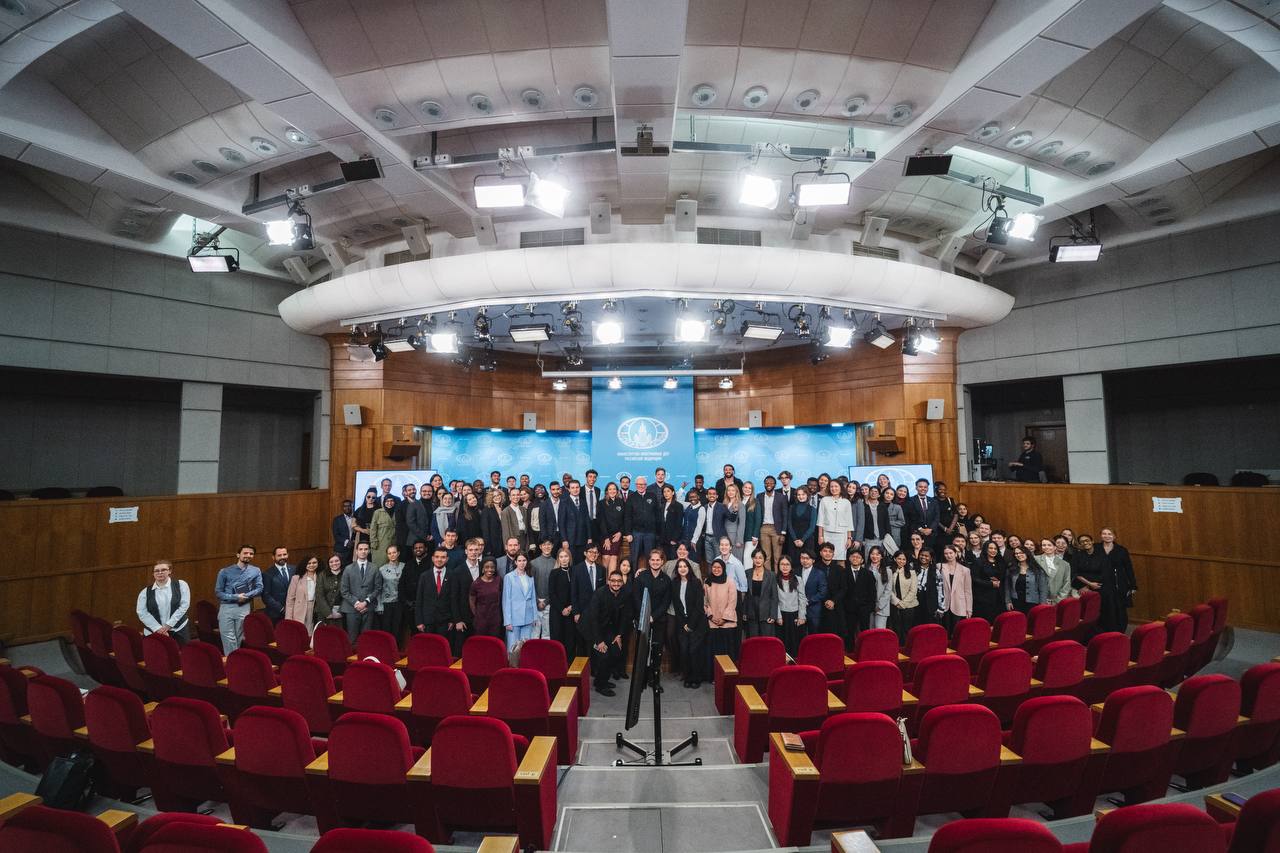 Cергей Рябков встретился с участниками Международной школы БРИКС: Новое поколение Cергей Рябков встретился с участниками Международной школы БРИКС: Новое поколение