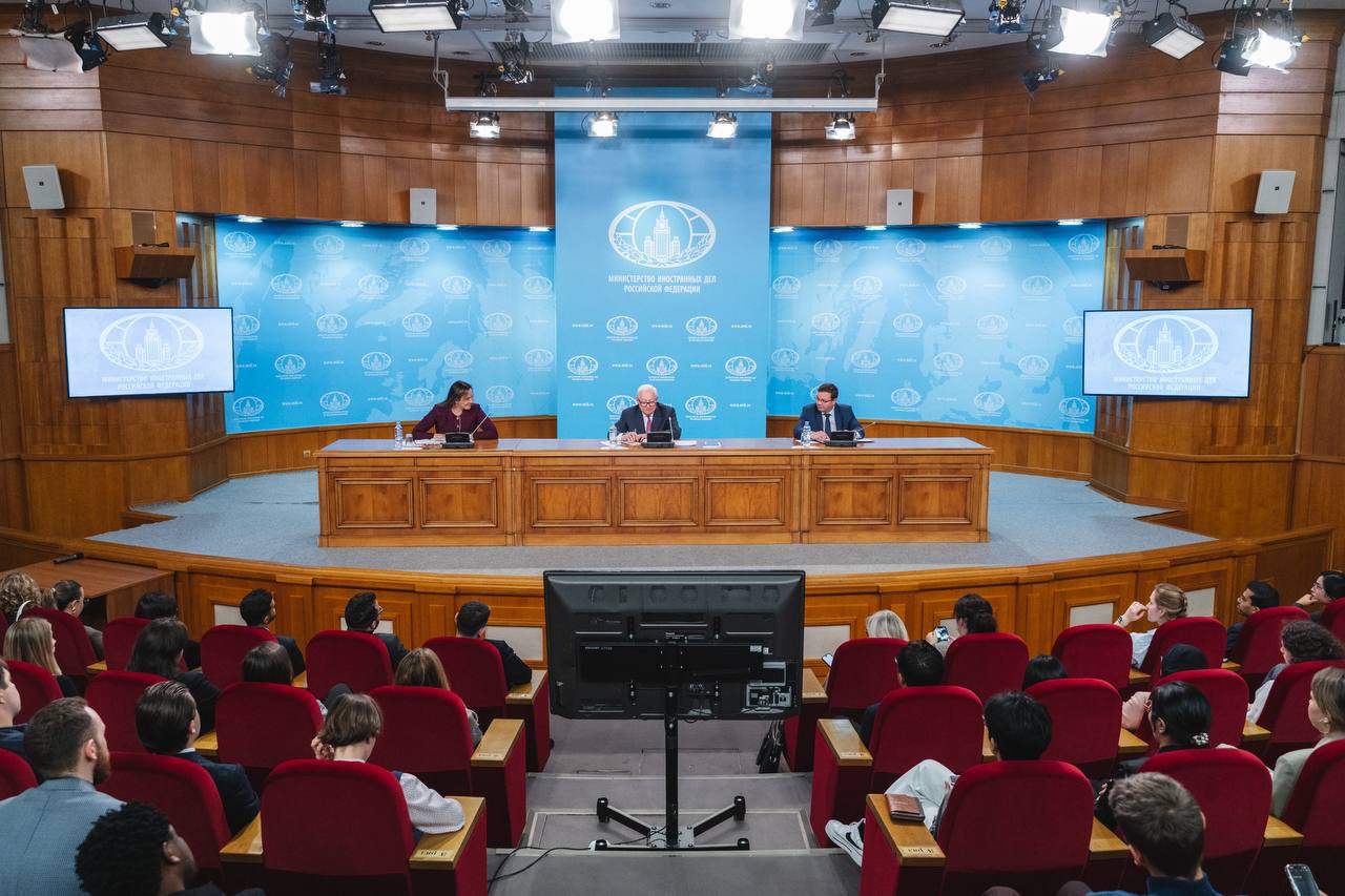 Cергей Рябков встретился с участниками Международной школы БРИКС: Новое поколение Cергей Рябков встретился с участниками Международной школы БРИКС: Новое поколение