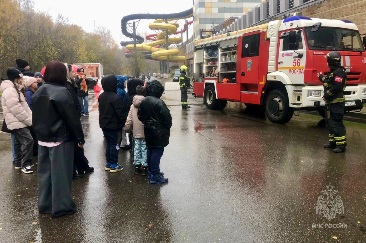 Каникулы без происшествий. В период школьных каникул сотрудники МЧС России профилактическую работу, проводя уроки безопасности в общеобразовательных учреждениях столицы Каникулы без происшествий. В период школьных каникул сотрудники МЧС России профилактическую работу, проводя уроки безопасности в общеобразовательных учреждениях столицы