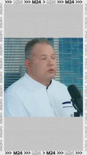 Улыбнуться. Поднять две руки