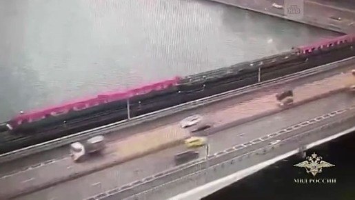 В Москве арестовали мужчину, спрыгнувшего с крыши вагона метро в Москву-реку