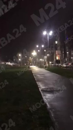 «Ура! Свет есть!». Так выглядит простое человеческое счастье: ночью в «Императорских Мытищах» в окнах начал зажигаться свет, заработали уличные фонари