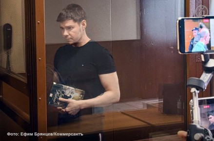 Суд в Москве приговорил блогера Аяза Шабутдинова к семи годам колонии по делу об особо крупном мошенничестве, сообщает ТАСС