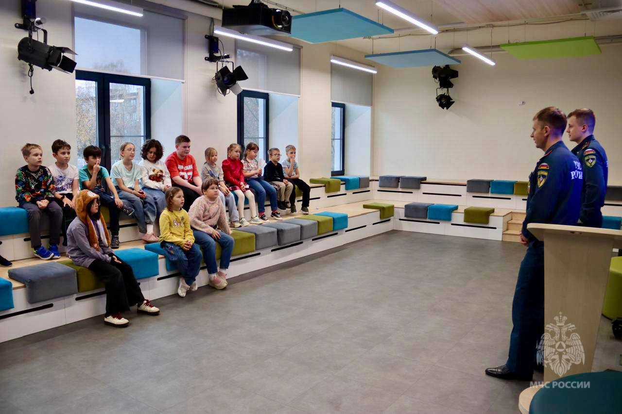 Каникулы без происшествий. В период школьных каникул сотрудники МЧС России профилактическую работу, проводя уроки безопасности в общеобразовательных учреждениях столицы Каникулы без происшествий. В период школьных каникул сотрудники МЧС России профилактическую работу, проводя уроки безопасности в общеобразовательных учреждениях столицы
