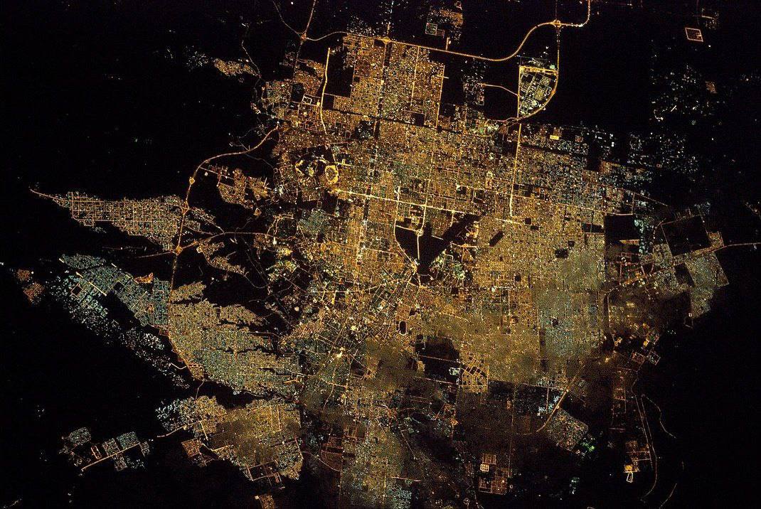 Ночные огни Земли. Вот Подборка на космическую тему, показывающая, как выглядит наша планета после захода Солнца Ночные огни Земли. Вот Подборка на космическую тему, показывающая, как выглядит наша планета после захода Солнца