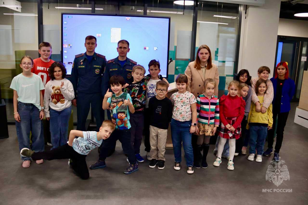 Каникулы без происшествий. В период школьных каникул сотрудники МЧС России профилактическую работу, проводя уроки безопасности в общеобразовательных учреждениях столицы Каникулы без происшествий. В период школьных каникул сотрудники МЧС России профилактическую работу, проводя уроки безопасности в общеобразовательных учреждениях столицы