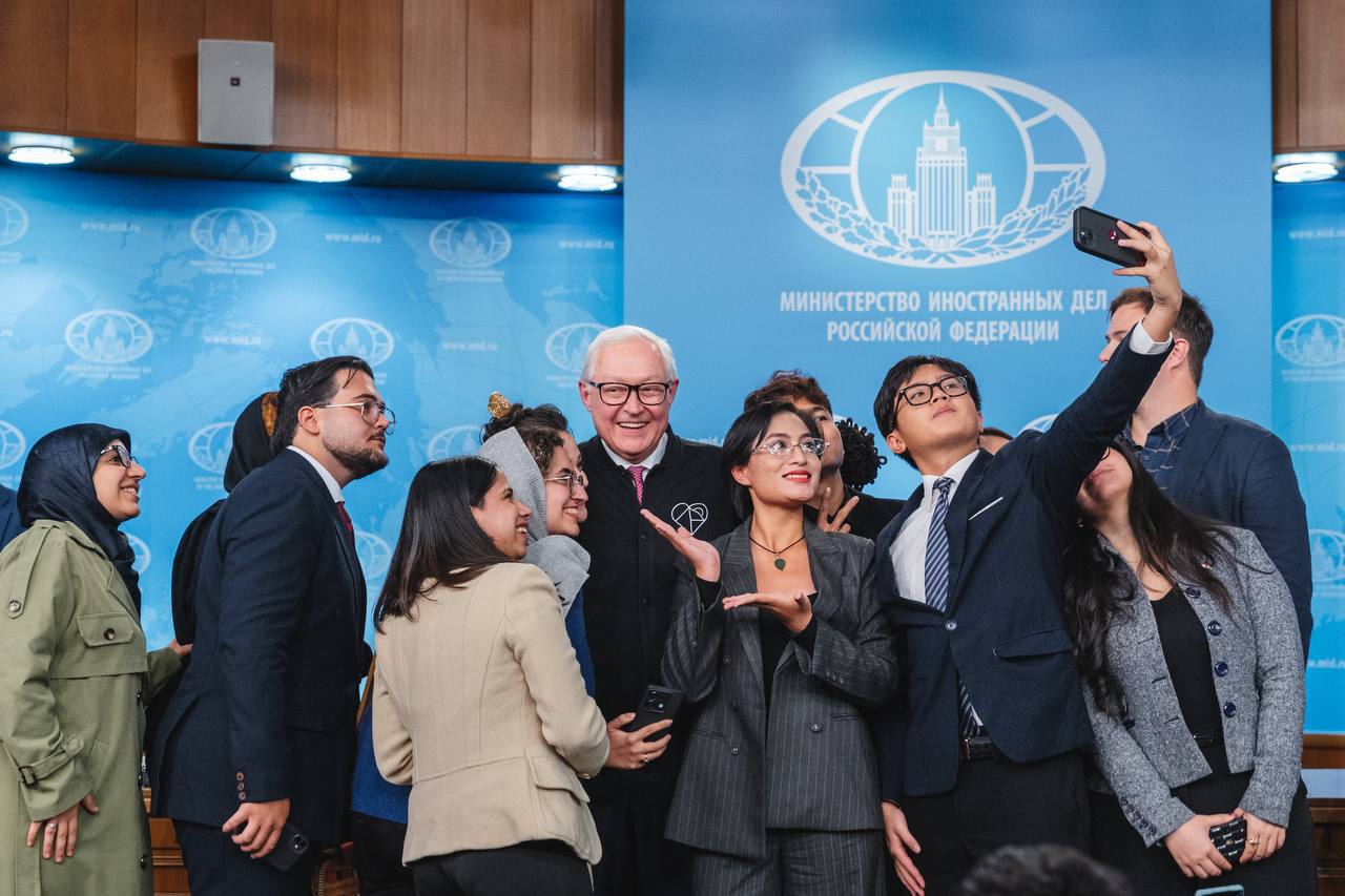 Cергей Рябков встретился с участниками Международной школы БРИКС: Новое поколение Cергей Рябков встретился с участниками Международной школы БРИКС: Новое поколение