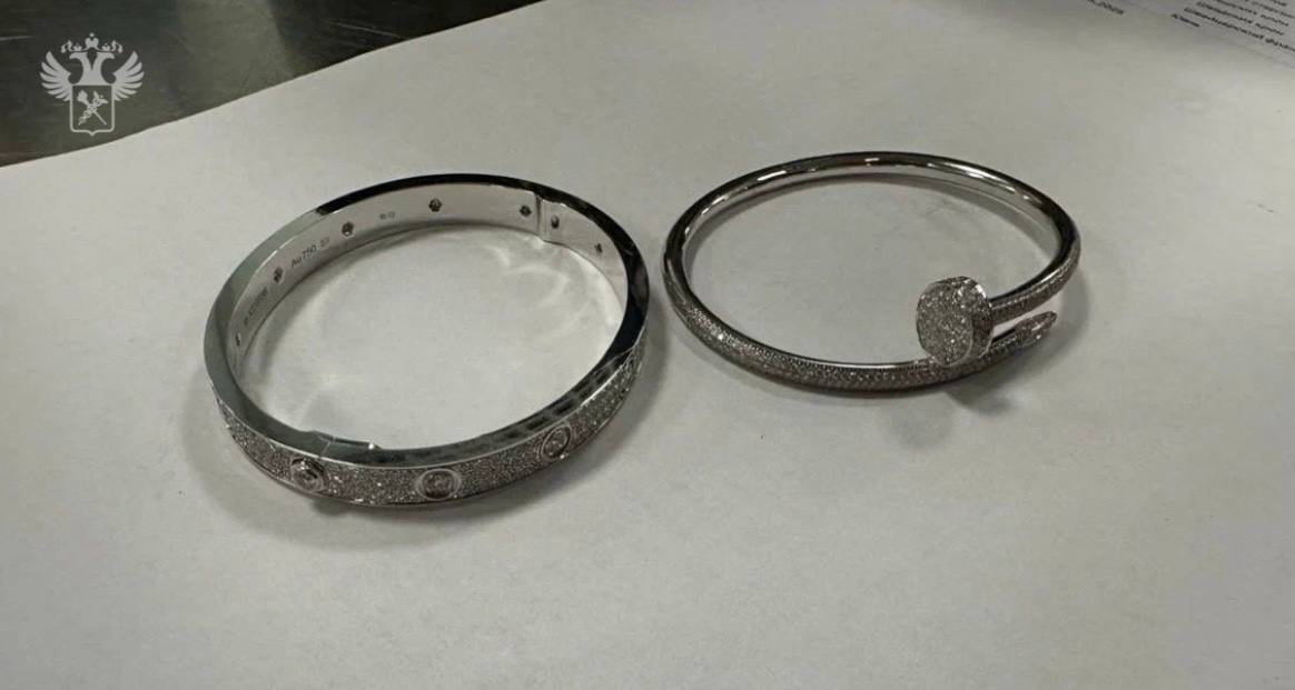 Cartier в обуви пассажира обнаружили таможенники