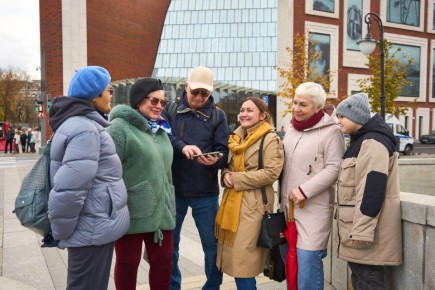 Прогуляться по столице и увидеть ее популярные места можно с помощью специальных маршрутов «Московского долголетия»