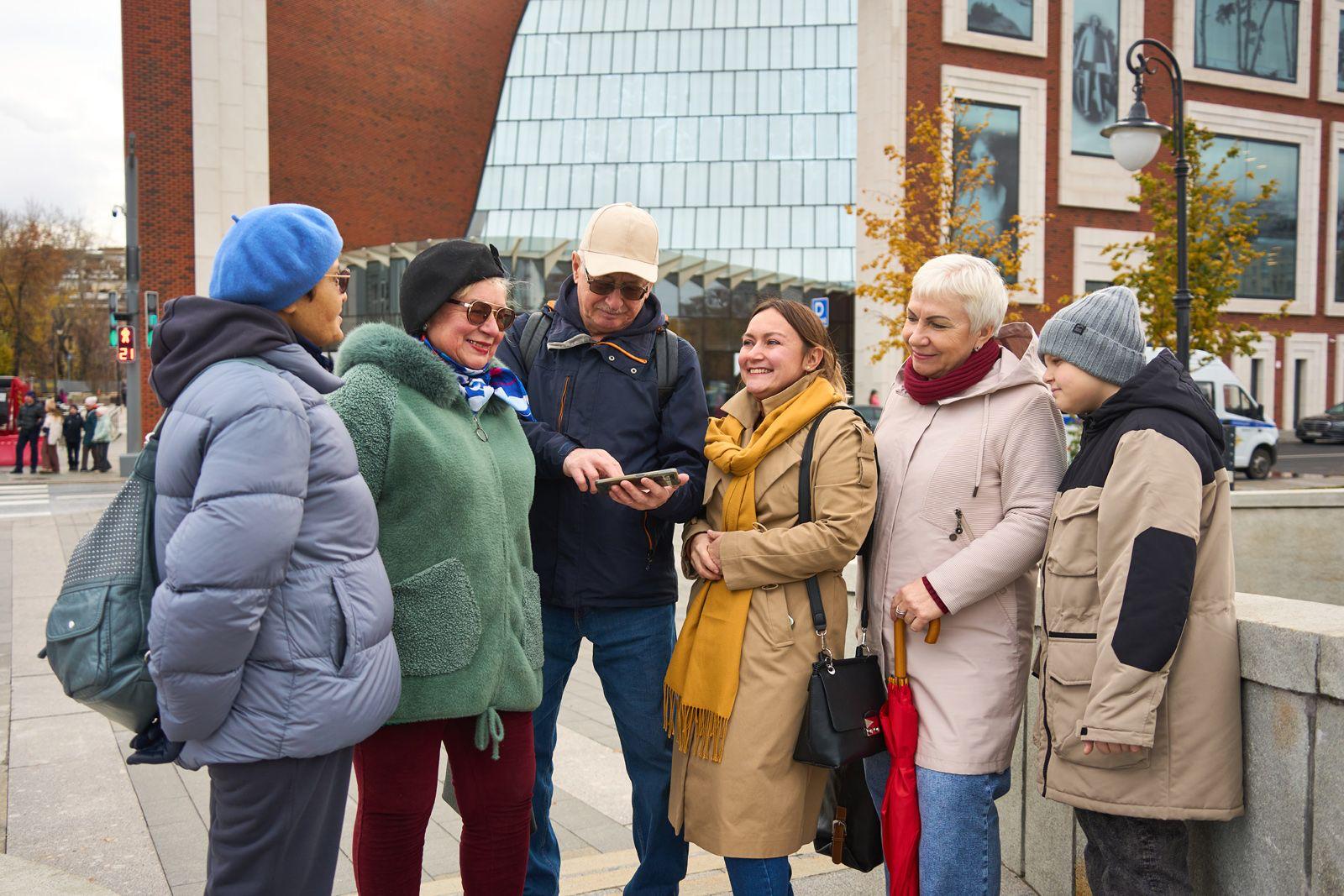 Прогуляться по столице и увидеть ее популярные места можно с помощью специальных маршрутов «Московского долголетия»