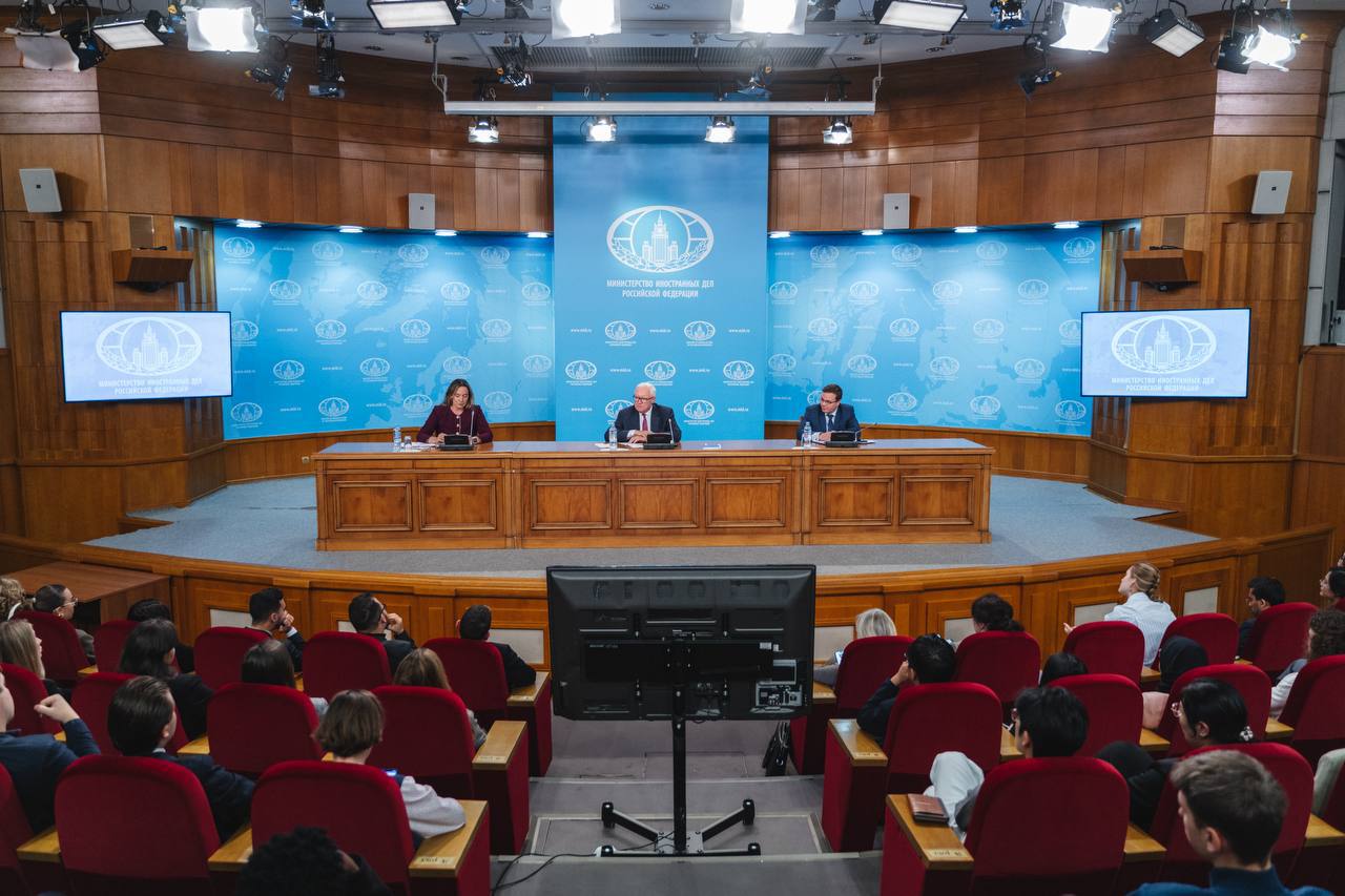 Cергей Рябков встретился с участниками Международной школы БРИКС: Новое поколение Cергей Рябков встретился с участниками Международной школы БРИКС: Новое поколение