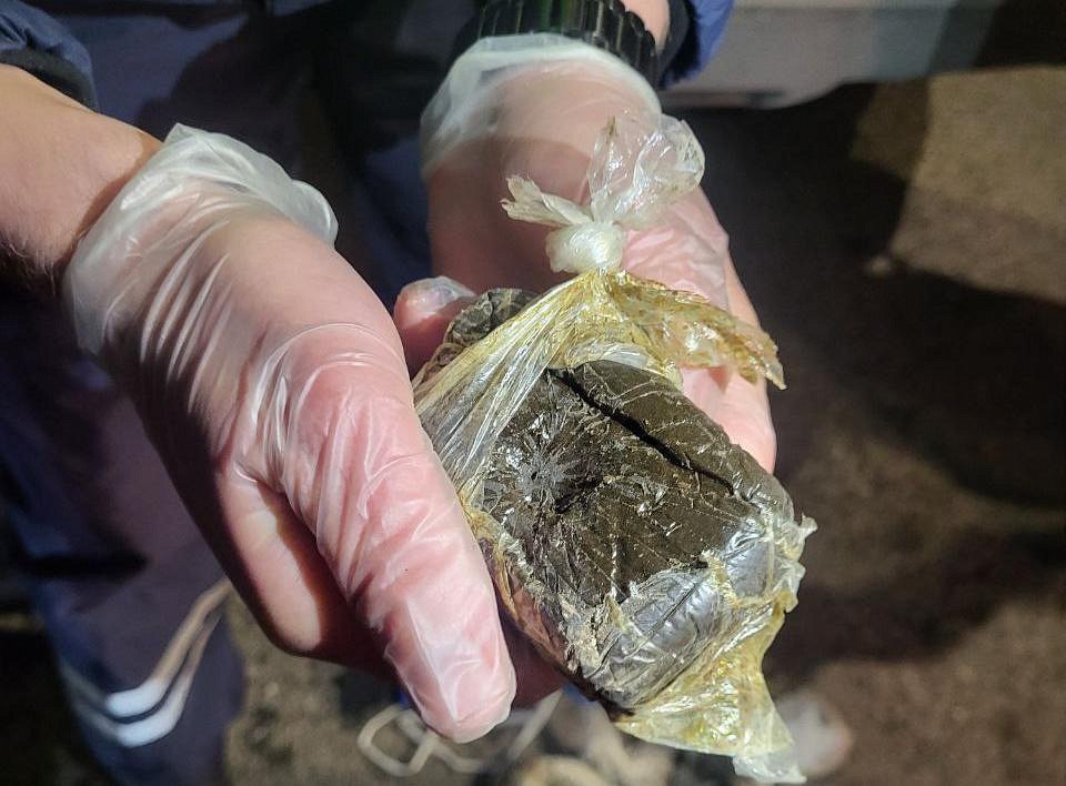Тюменские полицейские прервали криминальное турне жителя Новосибирска и изъяли у него 5 кг гашиша Тюменские полицейские прервали криминальное турне жителя Новосибирска и изъяли у него 5 кг гашиша