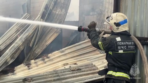 Кадры тушения пожара на юге Москвы