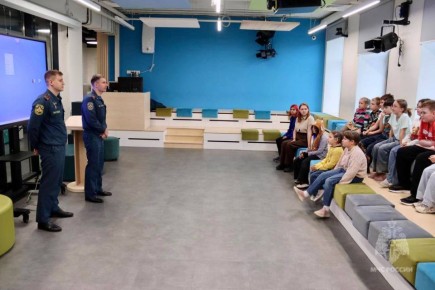 Каникулы без происшествий. В период школьных каникул сотрудники МЧС России профилактическую работу, проводя уроки безопасности в общеобразовательных учреждениях столицы