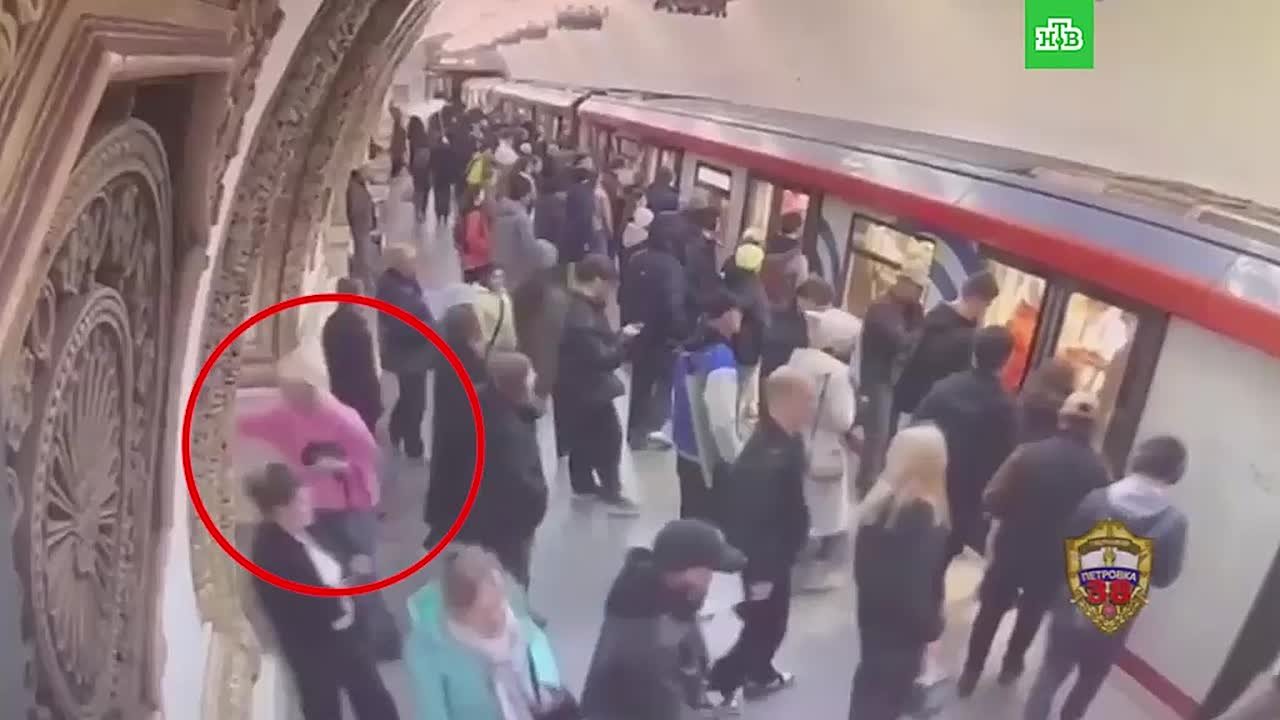 В Москве задержали 22-летнего парня, который распылил перцовку на станции метро «Киевская»