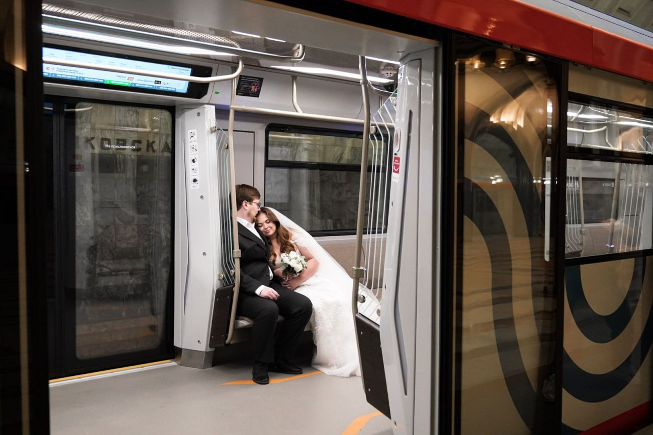 Когда пассажиры засыпают, «Маяковская» превращается в подземный дворец бракосочетания Когда пассажиры засыпают, «Маяковская» превращается в подземный дворец бракосочетания