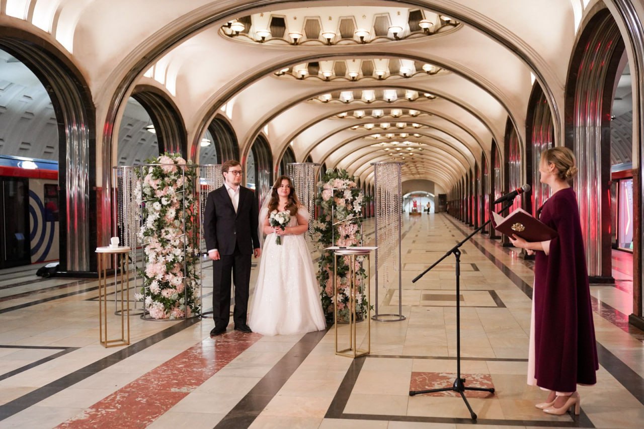 Когда пассажиры засыпают, «Маяковская» превращается в подземный дворец бракосочетания