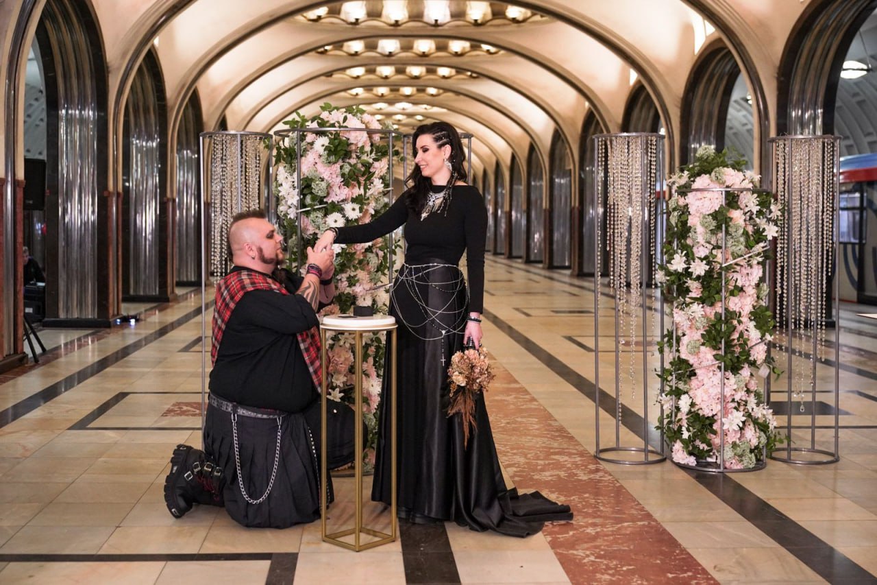 Когда пассажиры засыпают, «Маяковская» превращается в подземный дворец бракосочетания Когда пассажиры засыпают, «Маяковская» превращается в подземный дворец бракосочетания