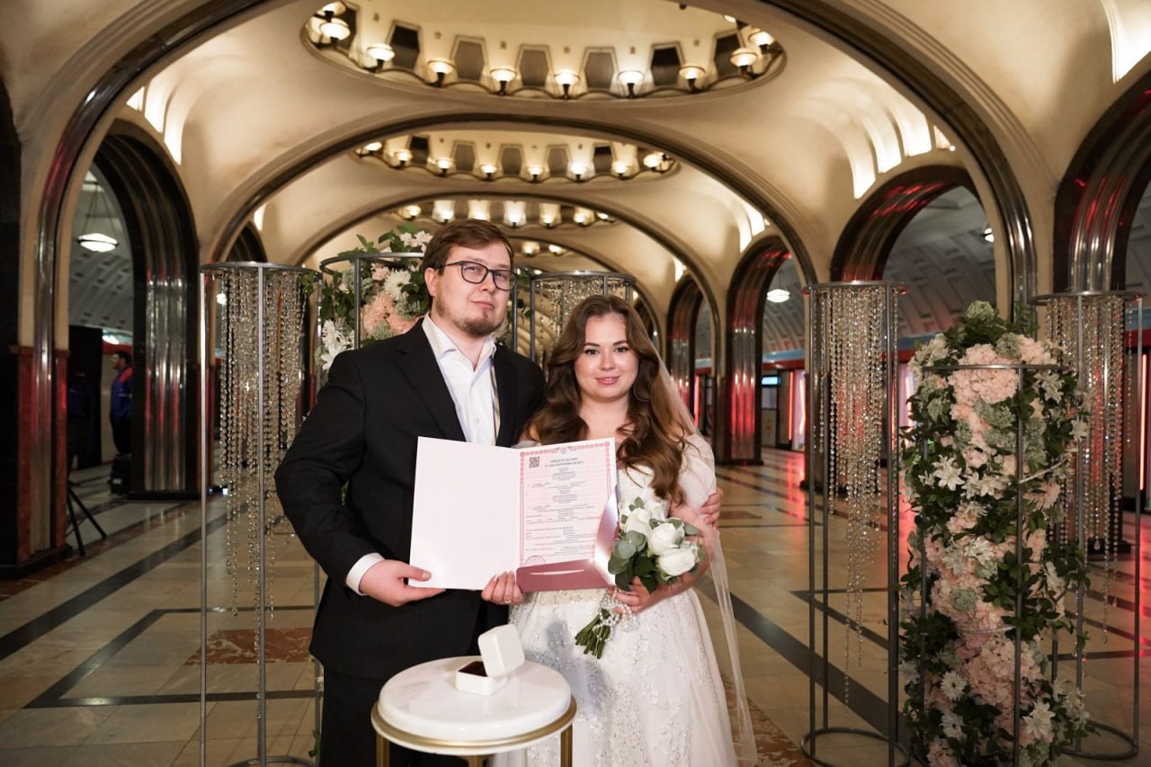 Когда пассажиры засыпают, «Маяковская» превращается в подземный дворец бракосочетания Когда пассажиры засыпают, «Маяковская» превращается в подземный дворец бракосочетания