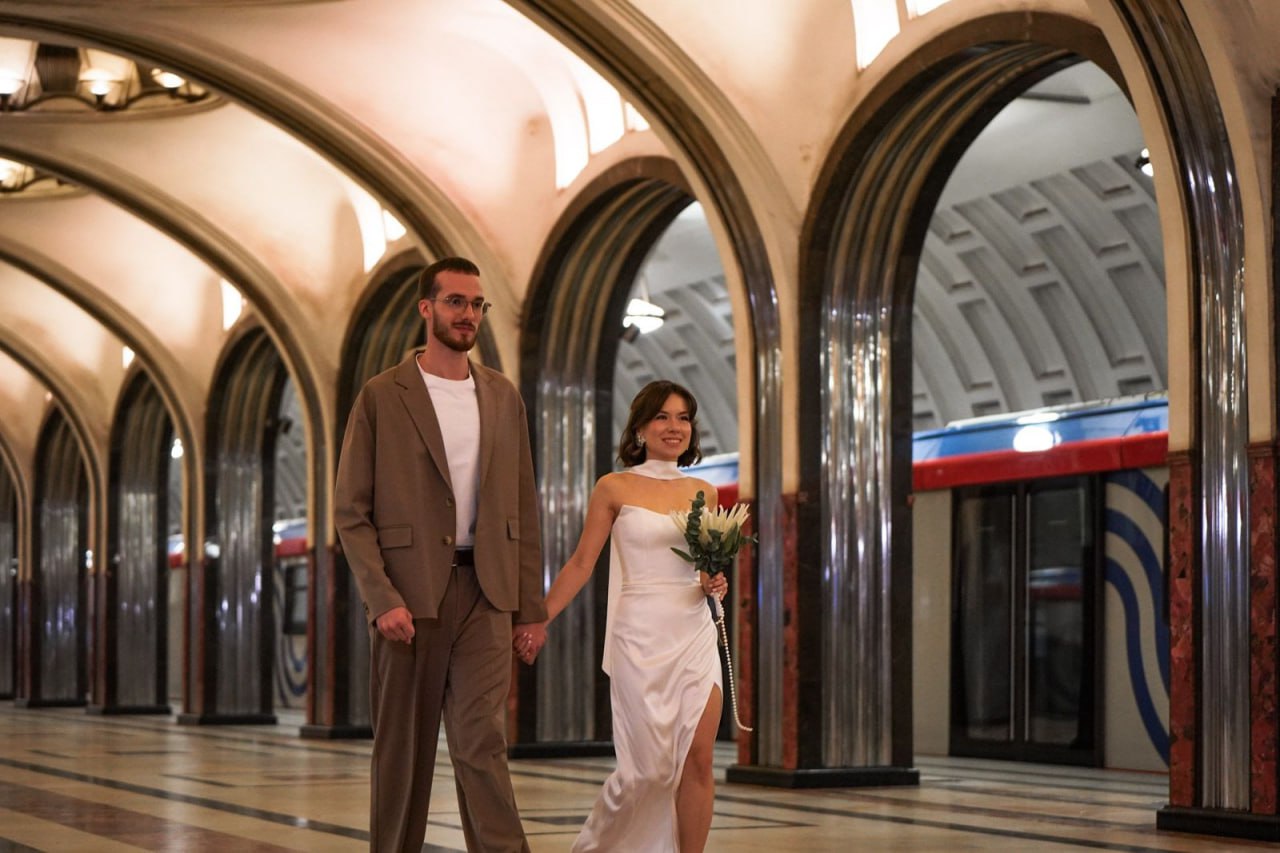 Когда пассажиры засыпают, «Маяковская» превращается в подземный дворец бракосочетания Когда пассажиры засыпают, «Маяковская» превращается в подземный дворец бракосочетания