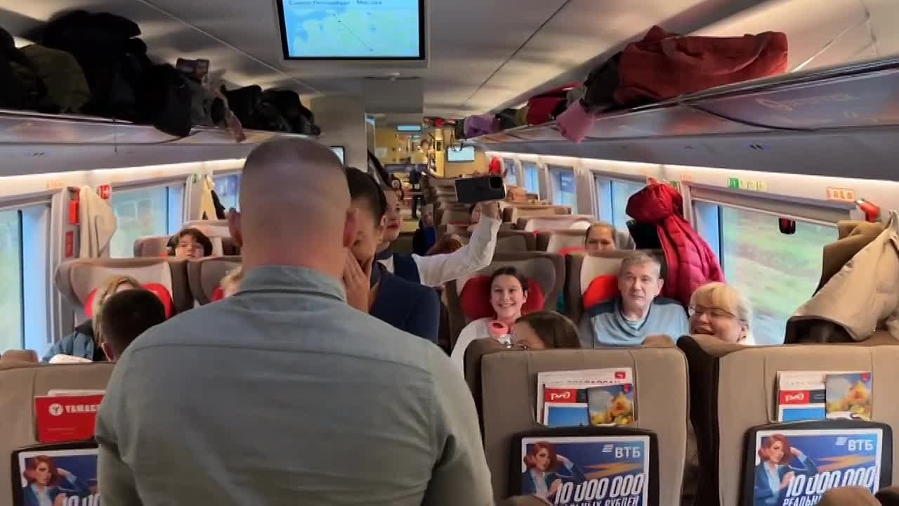 Пассажир «Сапсана» сделал предложение проводнице под аплодисменты всего вагона