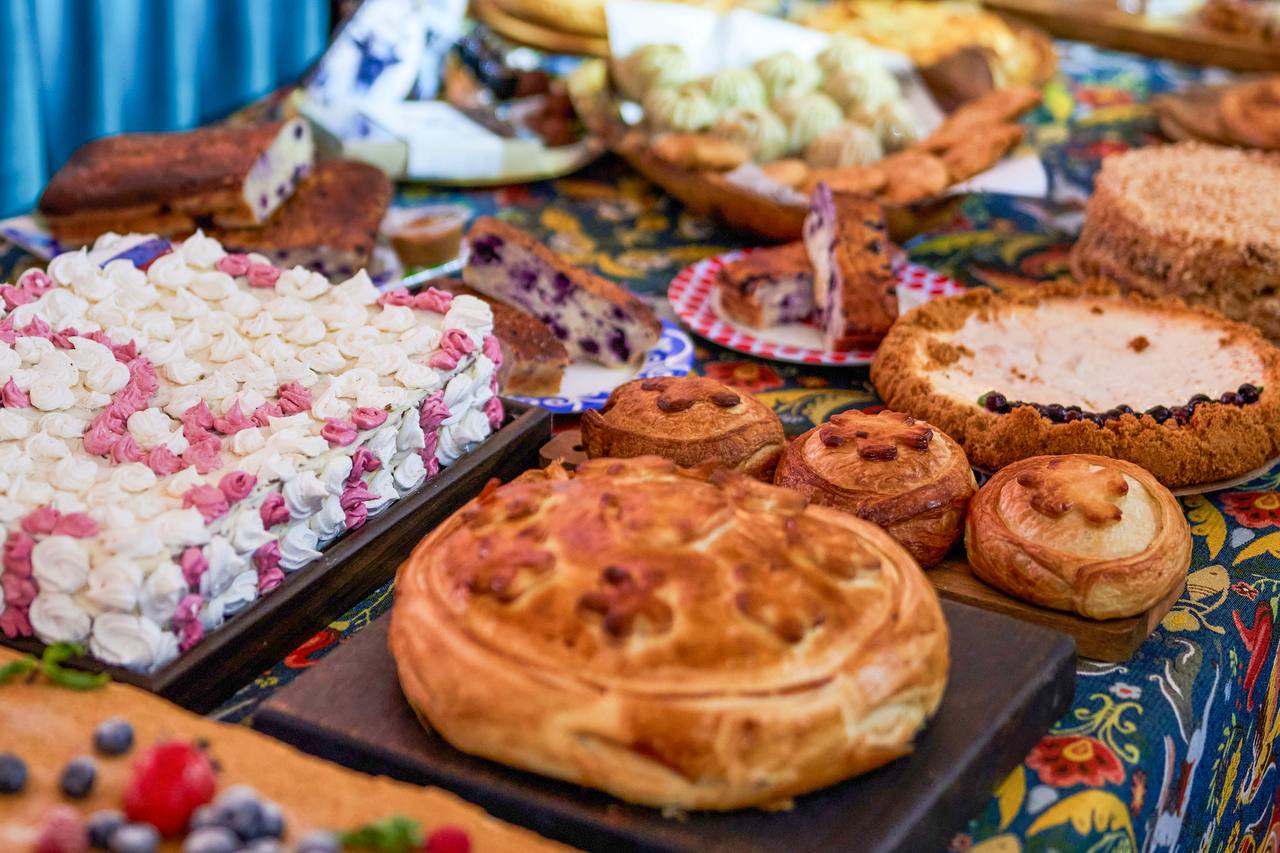 «Народов много — Родина одна!» Команда шеф-поваров со всей страны сегодня знакомила гостей Дома российской кухни на ВДНХ с традициями приготовления различных национальных блюд «Народов много — Родина одна!» Команда шеф-поваров со всей страны сегодня знакомила гостей Дома российской кухни на ВДНХ с традициями приготовления различных национальных блюд