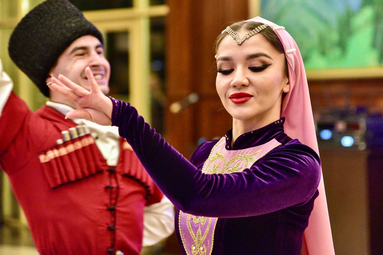 Торжественный приём по случаю Дня народного единства состоялся в Бишкеке Торжественный приём по случаю Дня народного единства состоялся в Бишкеке