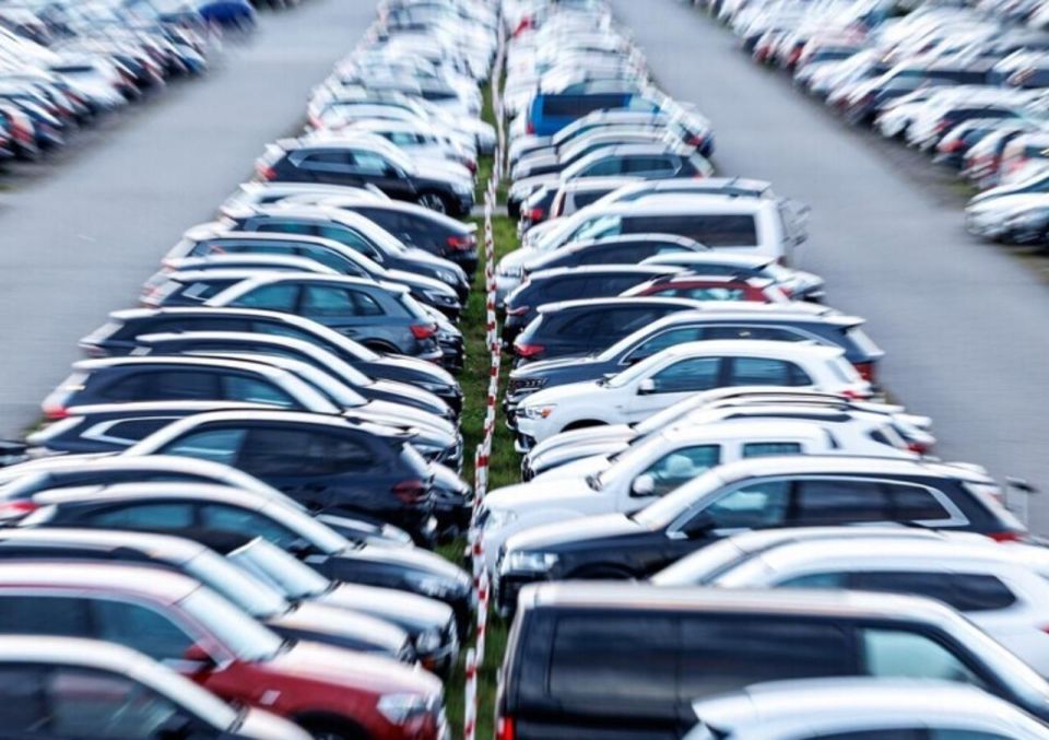 Мошенники-перекупы обманывают россиян, желающих купить машину до повышения утильсбора