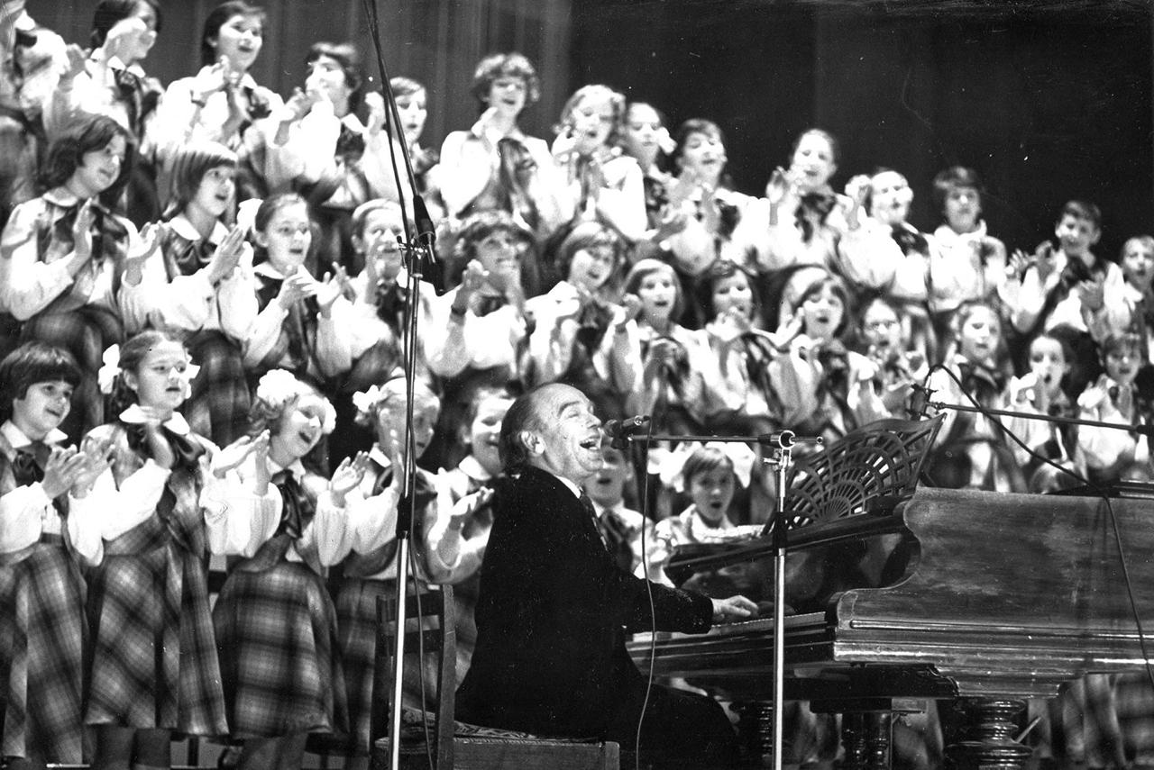 Большой сводный хор московских школьников — это самый массовый по числу участников музыкальный коллектив столицы Большой сводный хор московских школьников — это самый массовый по числу участников музыкальный коллектив столицы