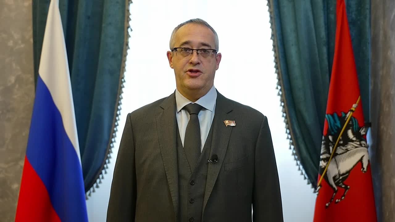 Алексей Шапошников: Фракция «Единой России» в Московской городской Думе поздравляет с Днём народного единства! Прочитали стихотворение Фёдора Тютчева «Привет вам задушевный, братья»