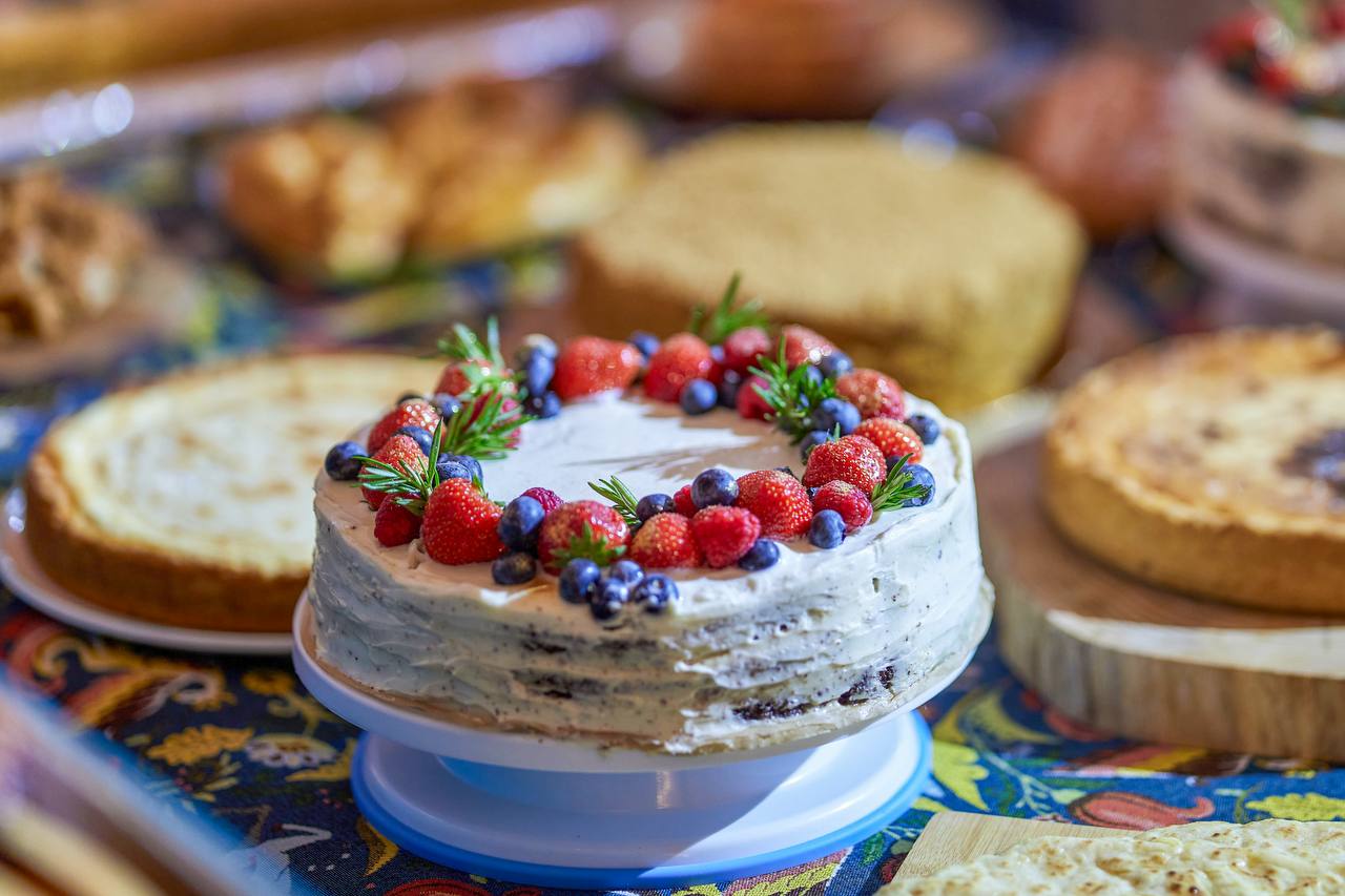 «Народов много — Родина одна!» Команда шеф-поваров со всей страны сегодня знакомила гостей Дома российской кухни на ВДНХ с традициями приготовления различных национальных блюд «Народов много — Родина одна!» Команда шеф-поваров со всей страны сегодня знакомила гостей Дома российской кухни на ВДНХ с традициями приготовления различных национальных блюд